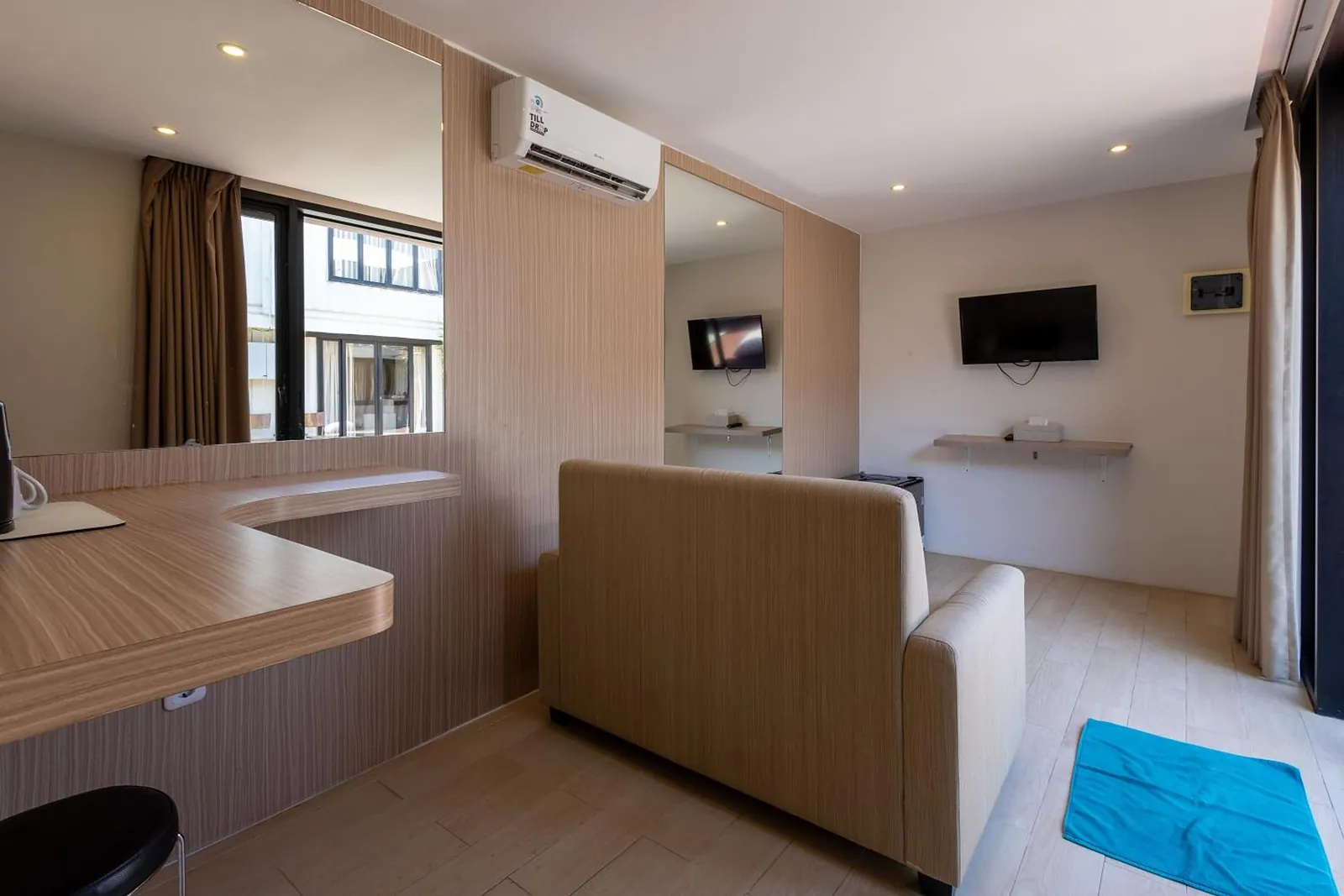Pool-View Suite: the oak desk, sofa and TV in the living room